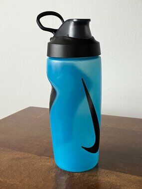 Nike Refuel Lock Lid 18 oz Plastic Small Water Bottle Gym